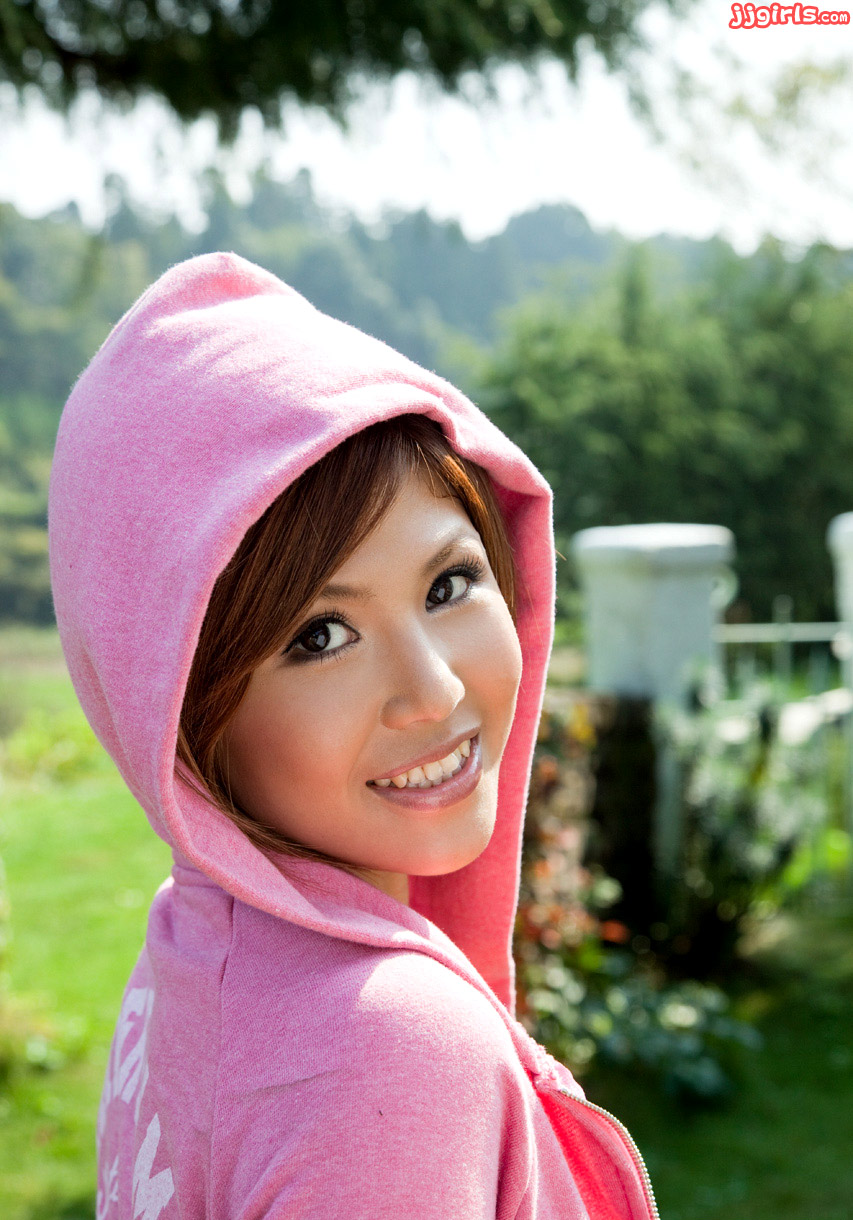 adorable-pine-shizuku-takes-off-her-pink-hoodie