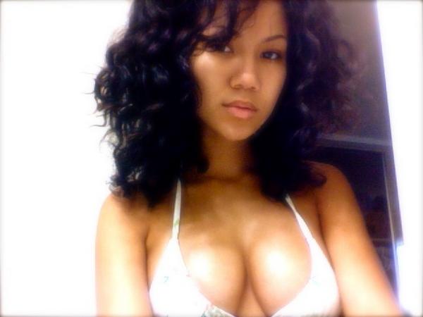 jhene-aiko-got-beautiful-tatas