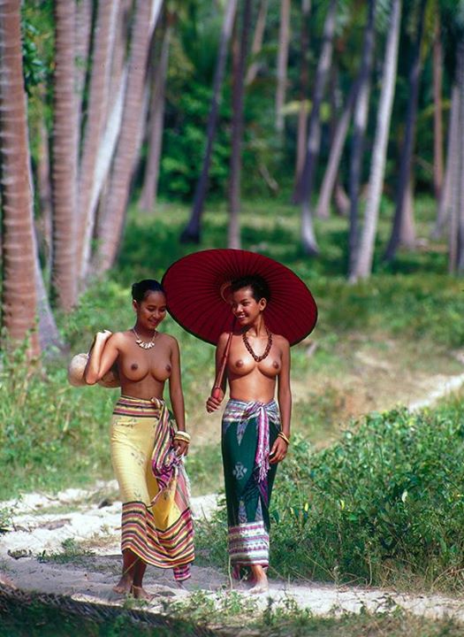 topless-cuties-in-thailand-1975