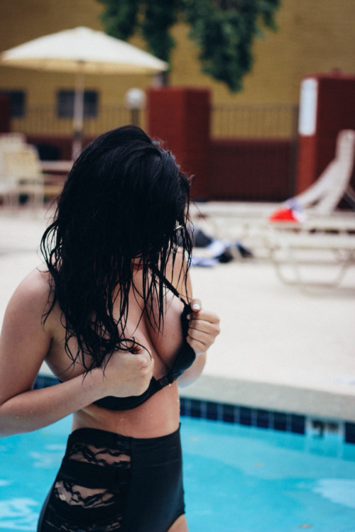 deycallmetrey-bbadini-1undred-topless