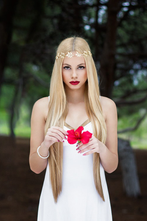 hot-imposingtrendsemmanouela-it-facebook-topless