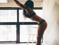 Hot Vanstyles Photos Of Elizabeth In Her Bedroom In