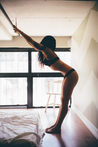 Hot Vanstyles Photos Of Elizabeth In Her Bedroom In