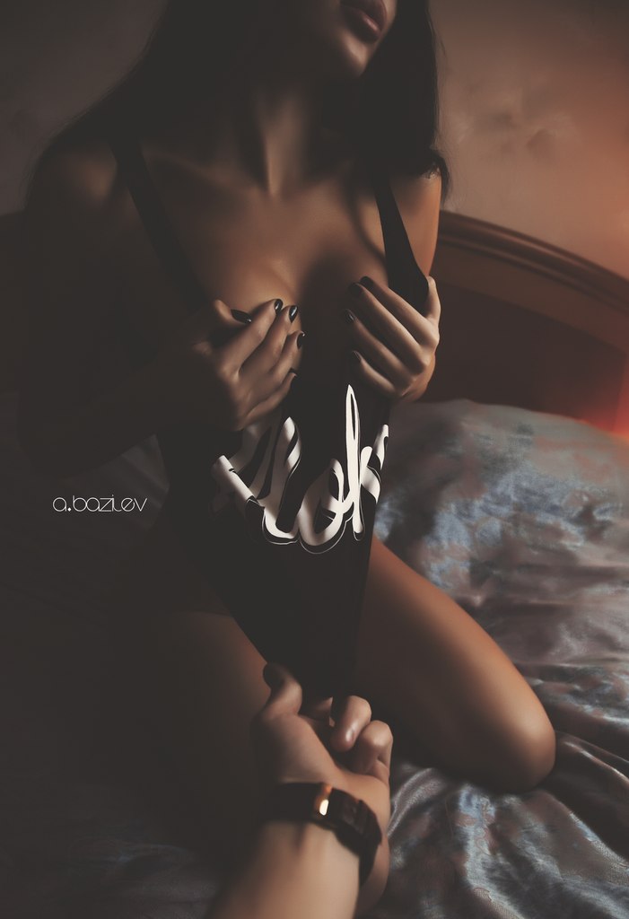 me-on-hellokisses-topless-sexy-tits