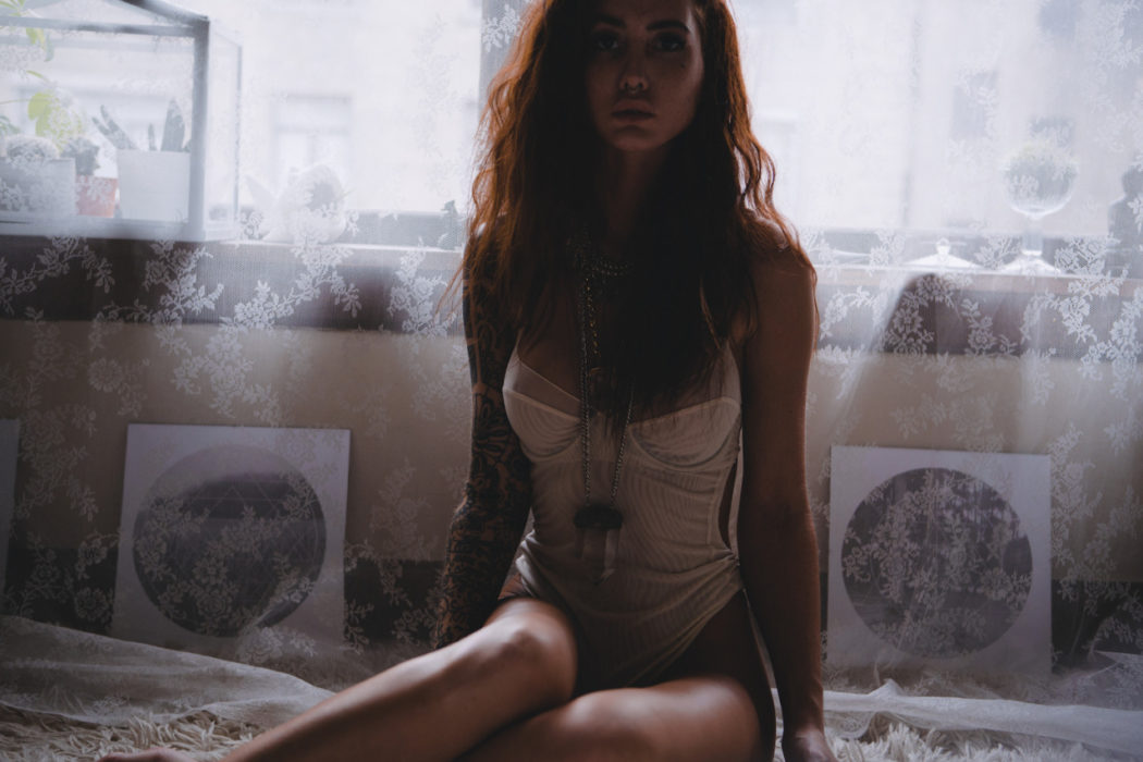 regarderlesfilles-sarahlovrien-recent-naked-topless