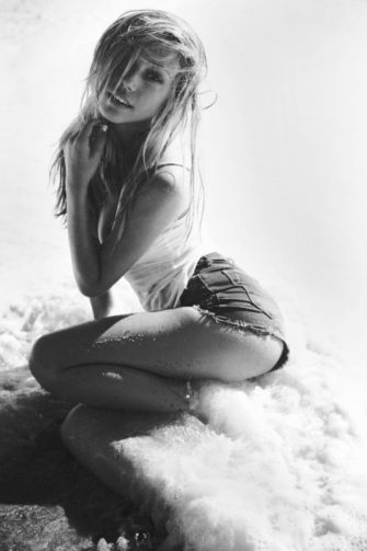 Sexy Alexis Ren Hellokisses Topless