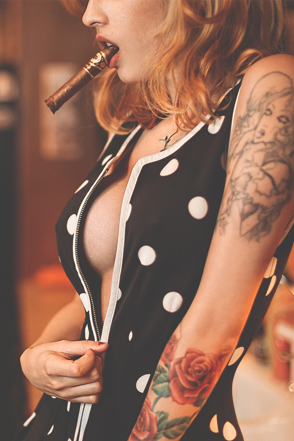 sexy-imposingtrends-home-alone-imposingtrends-topless