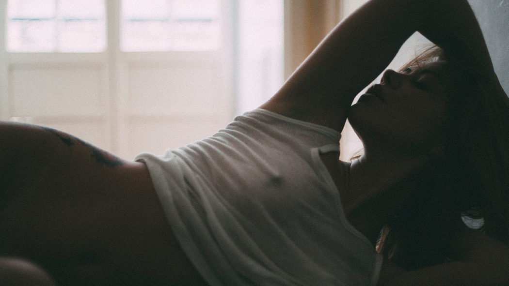 sexy-nude-julia-cruz-topless