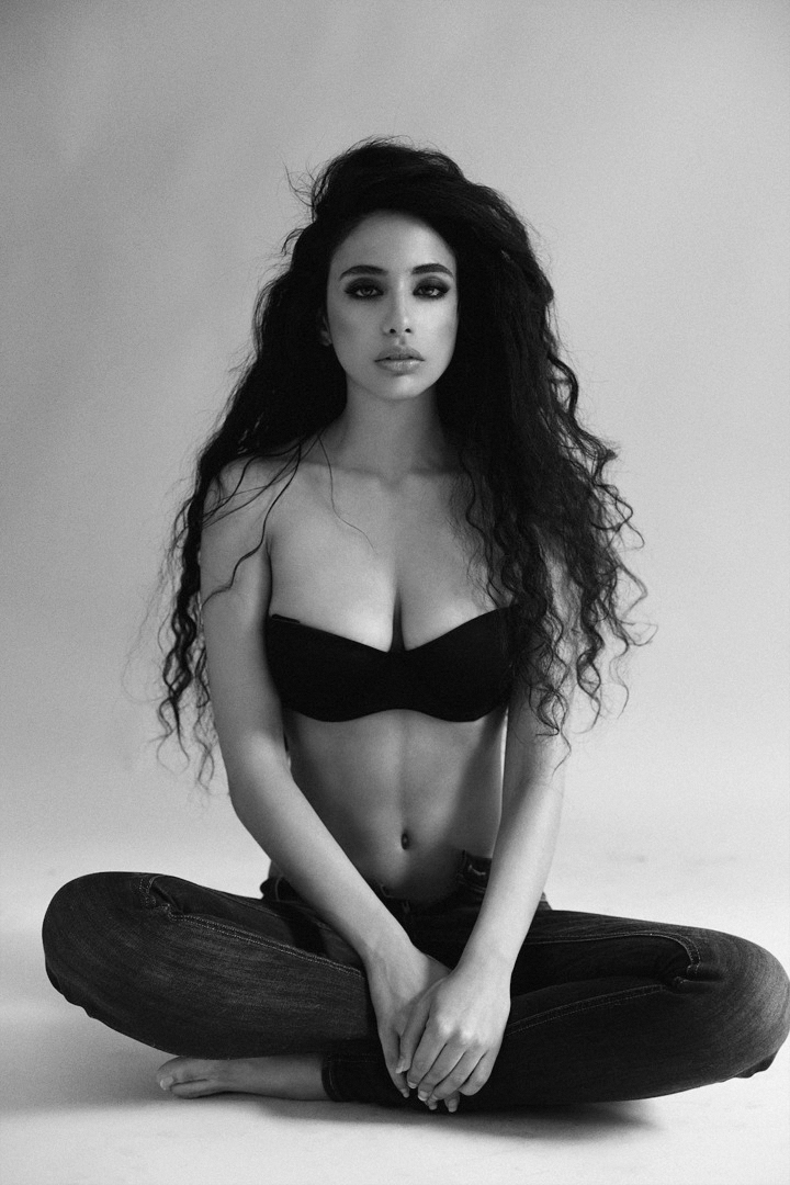 sexy-nude-model-yasmin-jamal-photographer-alexei-bazdarev-boobs