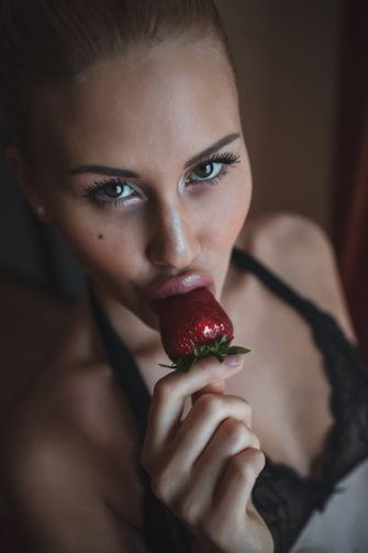 Sexy Nude Strawberry Sucking