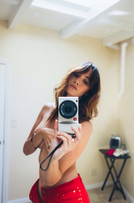 sexy-nude-zechsb-sara-malakul-lane-doing-selfies-topless
