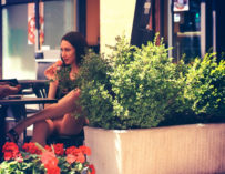 Snapped this sexy crossed leg babe in public