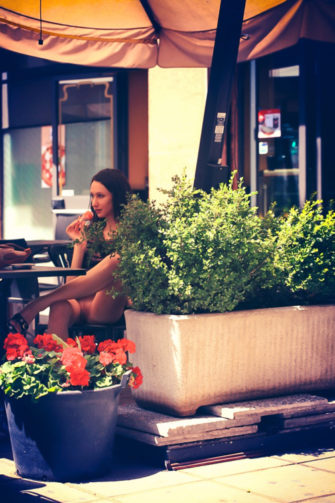 Snapped this sexy crossed leg babe in public